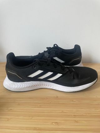 Zapatillas Adidas Negras y Blancas