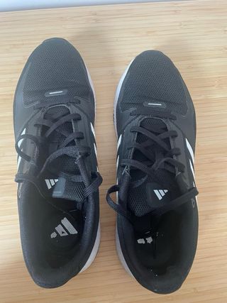 Zapatillas Adidas Negras y Blancas