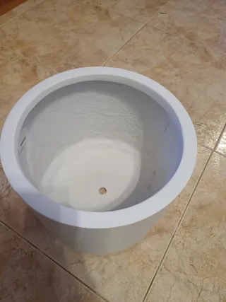 Vaso bianco in cemento