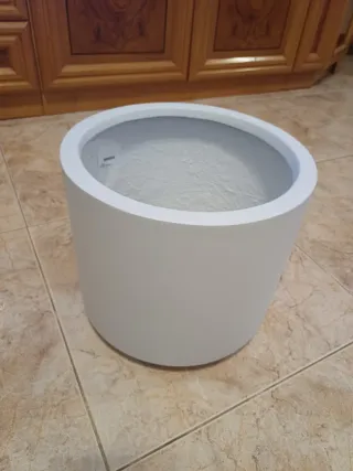 Vaso bianco in cemento