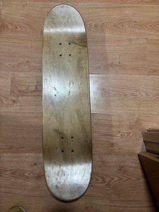 Patinete verde con diseño de figuras