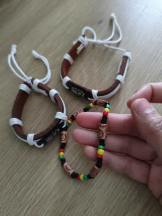 Pulseras de cuero y abalorios