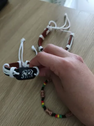 Pulseras de cuero y abalorios