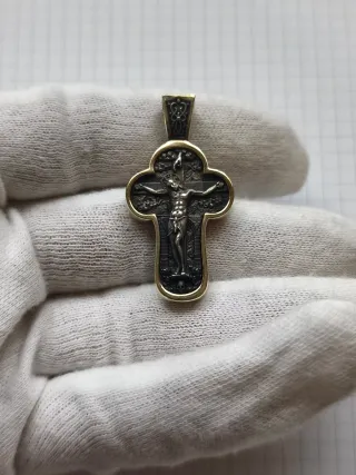 Cruz de Plata y chapado Oro.