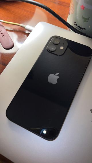 iPhone 12 64GB + Cargador + 8 Fundas