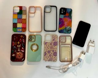 iPhone 12 64GB + Cargador + 8 Fundas