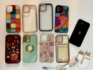 iPhone 12 64GB + Cargador + 8 Fundas