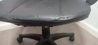 Silla de escritorio de cuero negro