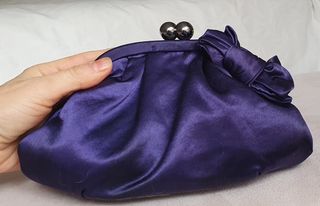 Bolso de fiesta morado con cadena