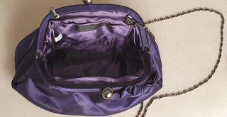 Bolso de fiesta morado con cadena
