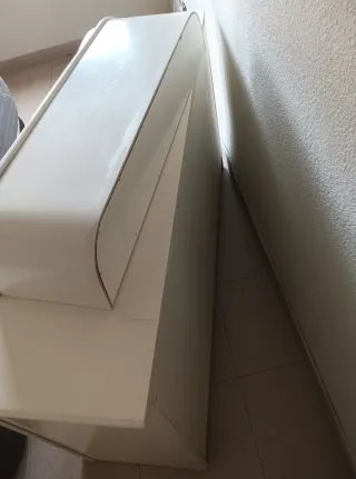 Cómoda de cajones blanca y dorada