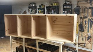 Estantería de madera maciza