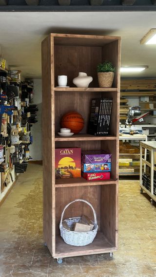 Estantería de madera maciza