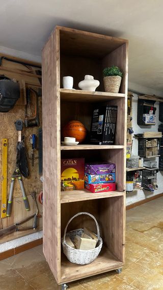 Estantería de madera maciza