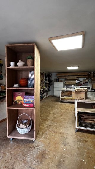 Estantería de madera maciza