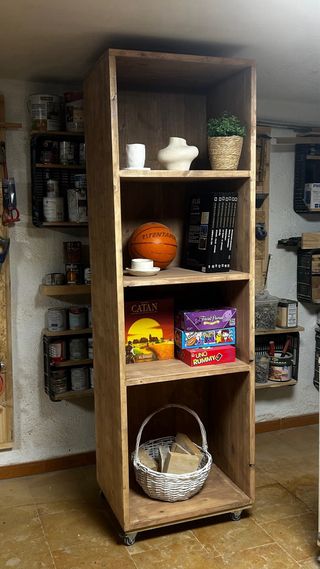 Estantería de madera maciza
