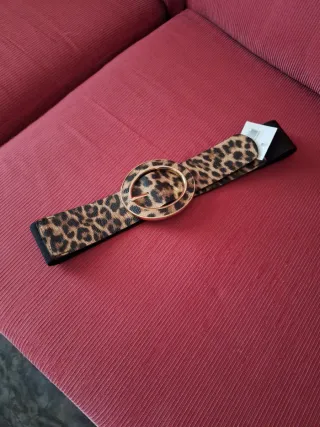 Cinturón leopardo con hebilla dorada