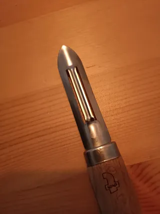 Pelador de patatas madera y metal