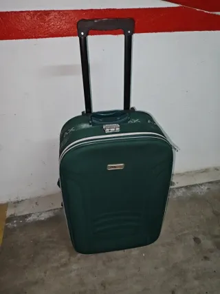 Maleta de viaje verde con ruedas