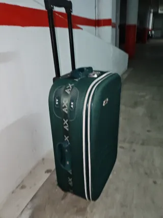 Maleta de viaje verde con ruedas