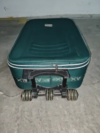 Maleta de viaje verde con ruedas