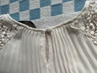 Vestido blanco plisado y encaje