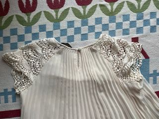 Vestido blanco plisado y encaje
