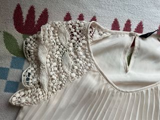 Vestido blanco plisado y encaje