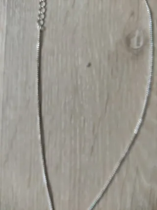 Collar plateado con trébol y circonita