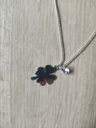 Collar plateado con trébol y circonita