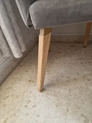 Sillón tapizado gris