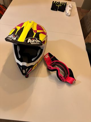 Casco Motocross Airoh Amarillo y Fucsia