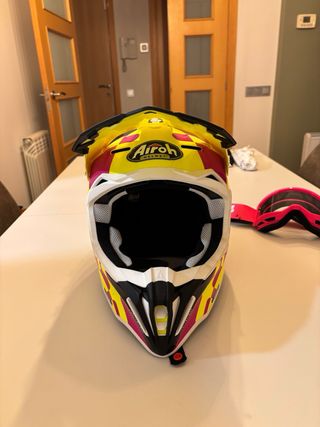 Casco Motocross Airoh Amarillo y Fucsia