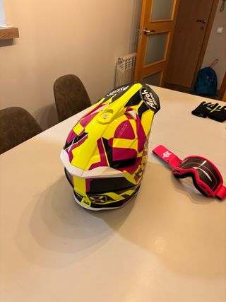 Casco Motocross Airoh Amarillo y Fucsia
