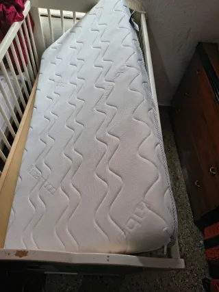 Cuna de bebé blanca con colchón  colchón sin usar