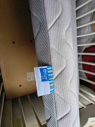 Cuna de bebé blanca con colchón  colchón sin usar