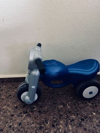 Moto de juguete azul y gris