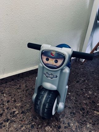 Moto de juguete azul y gris