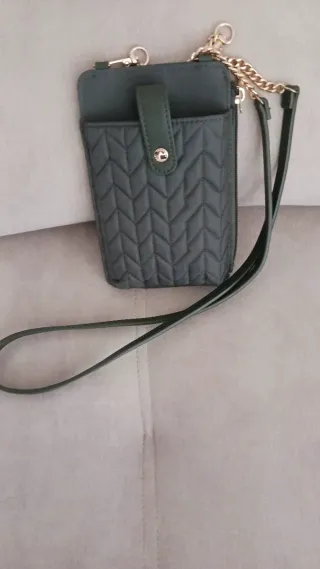 Bolso porta móvil verde con cadena dorada.