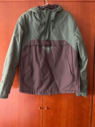 Anorak Canguro Pull&Bear Verde y Morado