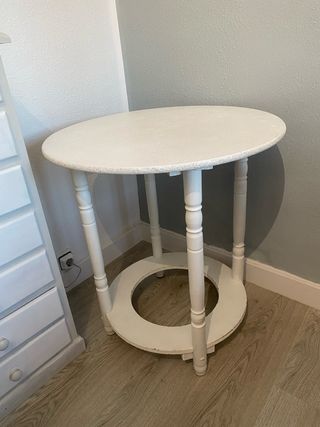 Mesa redonda de madera blanca
