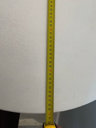 Mesa redonda de madera blanca