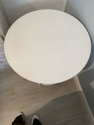 Mesa redonda de madera blanca
