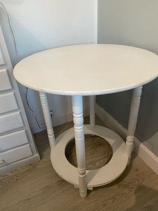 Mesa redonda de madera blanca