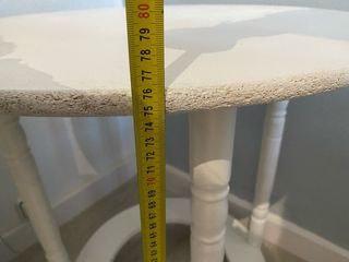 Mesa redonda de madera blanca