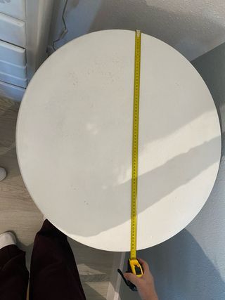 Mesa redonda de madera blanca