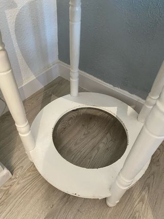 Mesa redonda de madera blanca