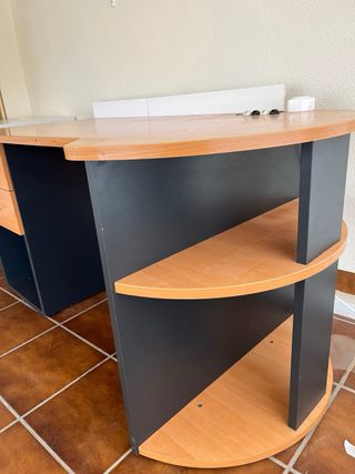 Escritorio con cajonera de madera.