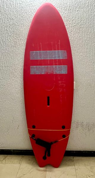 Tabla de surf roja marca Indio