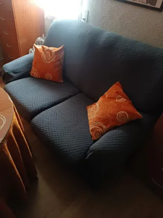 Sofá de 2 plazas azyl con cojines naranjas